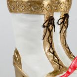 Маленькое фото 4: Сувенир «Коньки» (полирезин), Н18,5х19х11,5см, белый/золотой