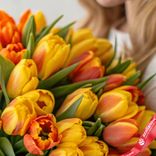 Маленькое фото 3: Солнечное настроение: 50 желтых и оранжевых тюльпанов. Сервис доставки цветов AzaliaNow