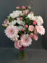 Фото флориста 1: Букет из белых хризантем, розовых гербер, гвоздик и роз «Нежный стиль»