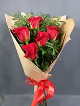 Фото флориста 1: Букет из 5 красных роз в крафте с красной лентой, 50 см, Россия