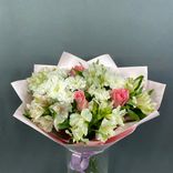 Фото флориста 1: Букет из 5 альстромерий, 3 роз и хризантемы «Заколдованный сад»