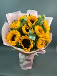 Фото флориста 2: Школьный букет из 11 желтых подсолнухов в пленке «Вычитать и умножать»