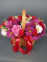 Фото флориста 2: Акция! Букет из роз, гвоздик, ромашек, хризантем «Корзинка для принцессы»