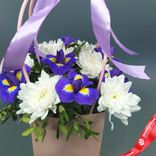 Маленькое фото 4: Букет в пакете (сумочке) для цветов из 7 ирисов и 2 кустовых хризантем