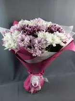 Фото флориста 4: Букет из 15 кустовых хризантем в сетчатой белой и розовой упаковке с белой лентой