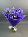 Фото флориста 4: Букет из 35 синих ирисов в фиолетовой пленке
