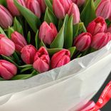 Маленькое фото 3: Букет из 30 розовых тюльпанов в белой бумаге с лентой. Сервис доставки цветов AzaliaNow