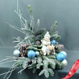 Маленькое фото 2: Новогодняя композиция «Еловые ветки со снеговиком», D 35 см x H 45 см