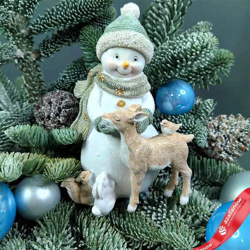 Фото 5: Новогодняя композиция «Еловые ветки со снеговиком», D 35 см x H 45 см