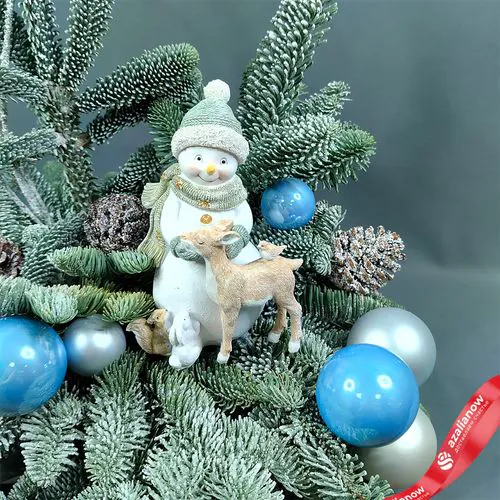 Фото 4: Новогодняя композиция «Еловые ветки со снеговиком», D 35 см x H 45 см