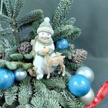 Маленькое фото 4: Новогодняя композиция «Еловые ветки со снеговиком», D 35 см x H 45 см