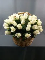 Фото флориста 1: Букет из 51 белой розы в корзине, 50 см, Россия
