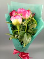 Фото флориста 1: Букет из 5 красных пионов в зеленой бумаге (букеты из пионов)