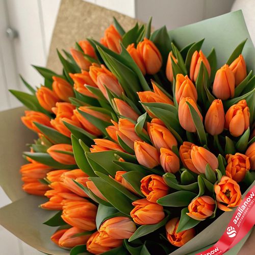 Фото 2: 50 оранжевых тюльпанов с рускусом в стильной упаковке. Сервис доставки цветов AzaliaNow