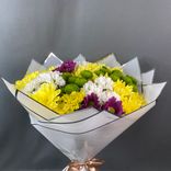 Фото флориста 2: Букет из 13 кустовых хризантем в пленке