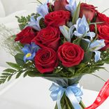 Маленькое фото 2: Букет из 10 красных роз и 7 синих ирисов с лентой