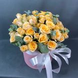 Фото флориста 1: Букет из 13 кустовых розовых роз в шляпной коробке