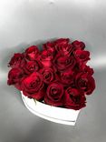 Фото флориста 1: Композиция из 19 красных роз в коробке "Сердце из роз как вечный символ любви"