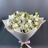 Фото флориста 1: Букет из белых лизиантусов и гипсофил «Мифы о музах»