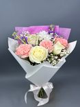 Фото флориста 6: Букет из роз, гвоздик, маттиол, хризантемы «Очаровательный микс»