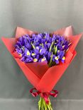 Фото флориста 1: Букет из 25 синих ирисов в красной пленке