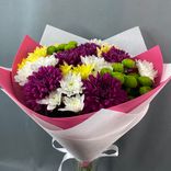Фото флориста 3: Букет из 15 кустовых хризантем в сетчатой белой и розовой упаковке с белой лентой