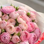 Маленькое фото 3: Букет из 35 пионовидных розовых в белой пленке, 50 см, Эквадор. Сервис доставки цветов AzaliaNow