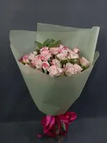 Фото флориста 5: Букет «Императрица» из 11 розовых кустовых роз Кения в пленке с лентой