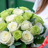 Маленькое фото 3: Букет из 21 бело-зеленых роз «Мондиаль», Эквадор, В 70см. Сервис доставки цветов AzaliaNow