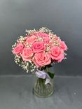 Фото флориста 1: Букет из 13 розовых роз и гипсофил