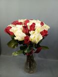 Фото флориста 1: Букет из 25 красных и белых роз