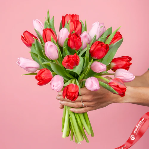 Фото 1: Букет из 11 красных и 10 розовых тюльпанов. Сервис доставки цветов AzaliaNow