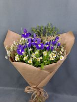 Фото флориста 1: Букет из 7 фиолетовых ирисов с танацетумом в крафте