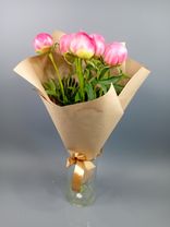Фото флориста 1: Букет из 5 красных пионов в крафте
