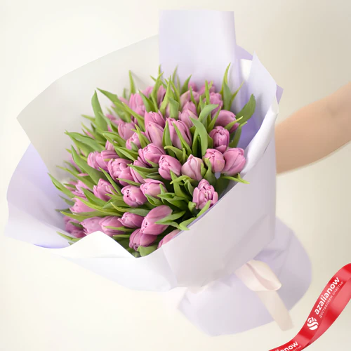 Фото 1: Букет из 55 фиолетовых тюльпанов. Сервис доставки цветов AzaliaNow