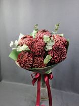 Фото флориста 1: Букет из 7 красных хризантем и эвкалипта «Страсть»