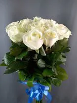 Фото флориста 1: Букет из 19 белых роз «Привет» + набор шоколадных конфет в подарок