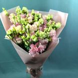 Фото флориста 1: Букет из 15 розовых лизиантусов в розовой бумаге