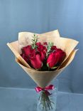 Фото флориста 2: Букет из 11 красных роз в крафте «Кения»