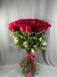Фото флориста 1: 51 роза красного цвета, 70 см, Эквадор