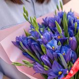 Маленькое фото 4: Букет из 35 синих ирисов в розовой бумаге. Сервис доставки цветов AzaliaNow