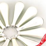 Маленькое фото 4: Набор украшений Капли 12шт. в тубе (стекло), 2,5x7,5см, микс серебряный