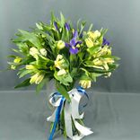 Фото флориста 1: 18 белых и 17 фиолетовых ирисов