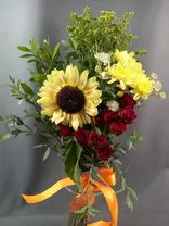 Фото флориста 1: Букет из хризантем, роз, подсолнуха «Золотой закат»