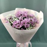 Фото флориста 1: Букет из розовых хризантем и гипсофилы «Ты пари»