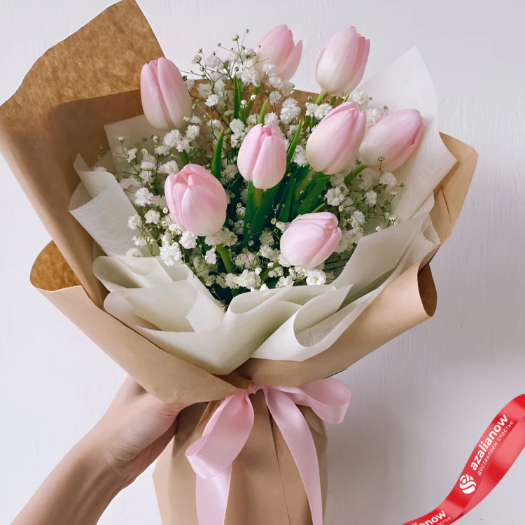 Фото 1: Букет из 9 розовых тюльпанов и 4 гипсофил. Сервис доставки цветов AzaliaNow