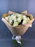 Фото флориста 1: Букет из 31 белой розы в крафте с лентой, 60см, Россия
