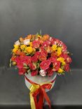Фото флориста 2: Акция! Букет из 25 кустовых роз микс в коробке