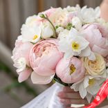 Маленькое фото 2: Букет невесты из 7 розовых пионов и 8 белых нарциссов, с белой лентой. Сервис доставки цветов AzaliaNow