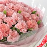 Маленькое фото 5: Букет из 45 розовых гвоздик в пленке. Сервис доставки цветов AzaliaNow